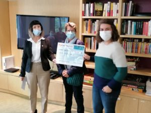 Remise de chèque par la directrice de la résidence Domitys