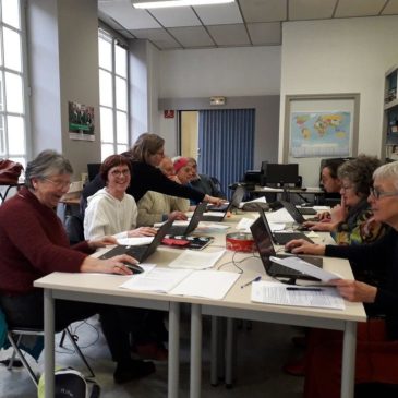 Les bénévoles de CLÉ se forment au numérique.