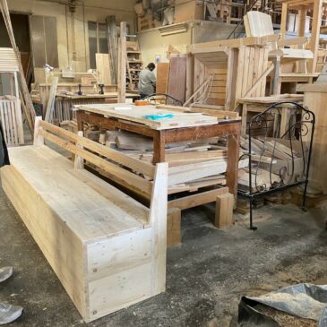 Visite de l’atelier du bois par un groupe